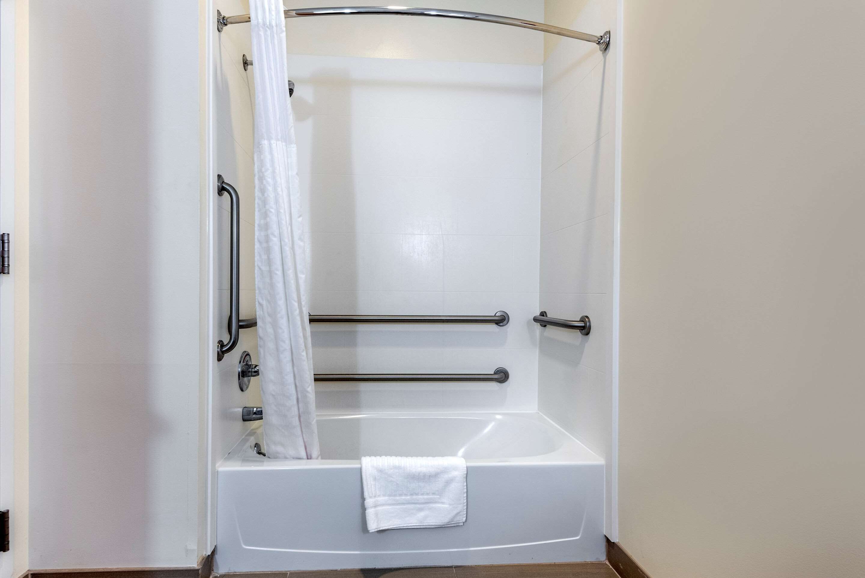 room, 1 king bed, accessible, non smoking | bathroom | combined shower/bathtub, rainfall showerhead, hair dryer, towels