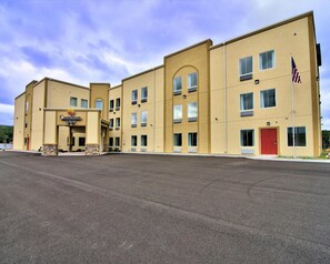 A Comfort Inn hotel with a central entrance, multiple floors, and a flag.
