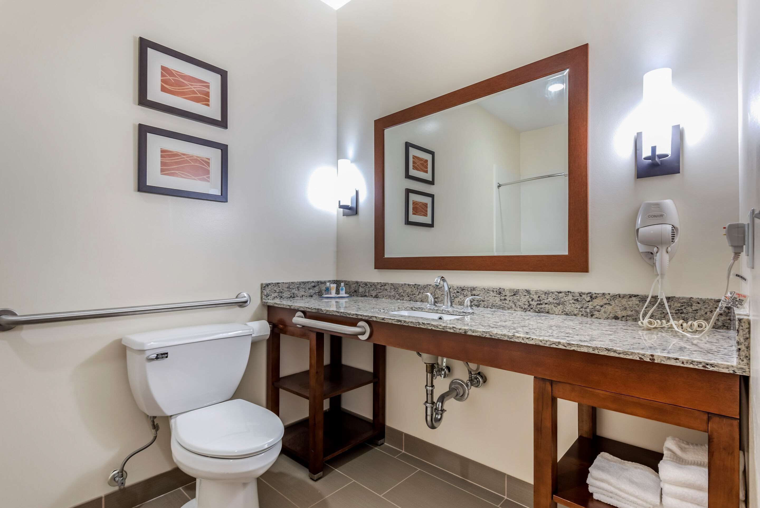 combined shower/bathtub, rainfall showerhead, hair dryer, towels