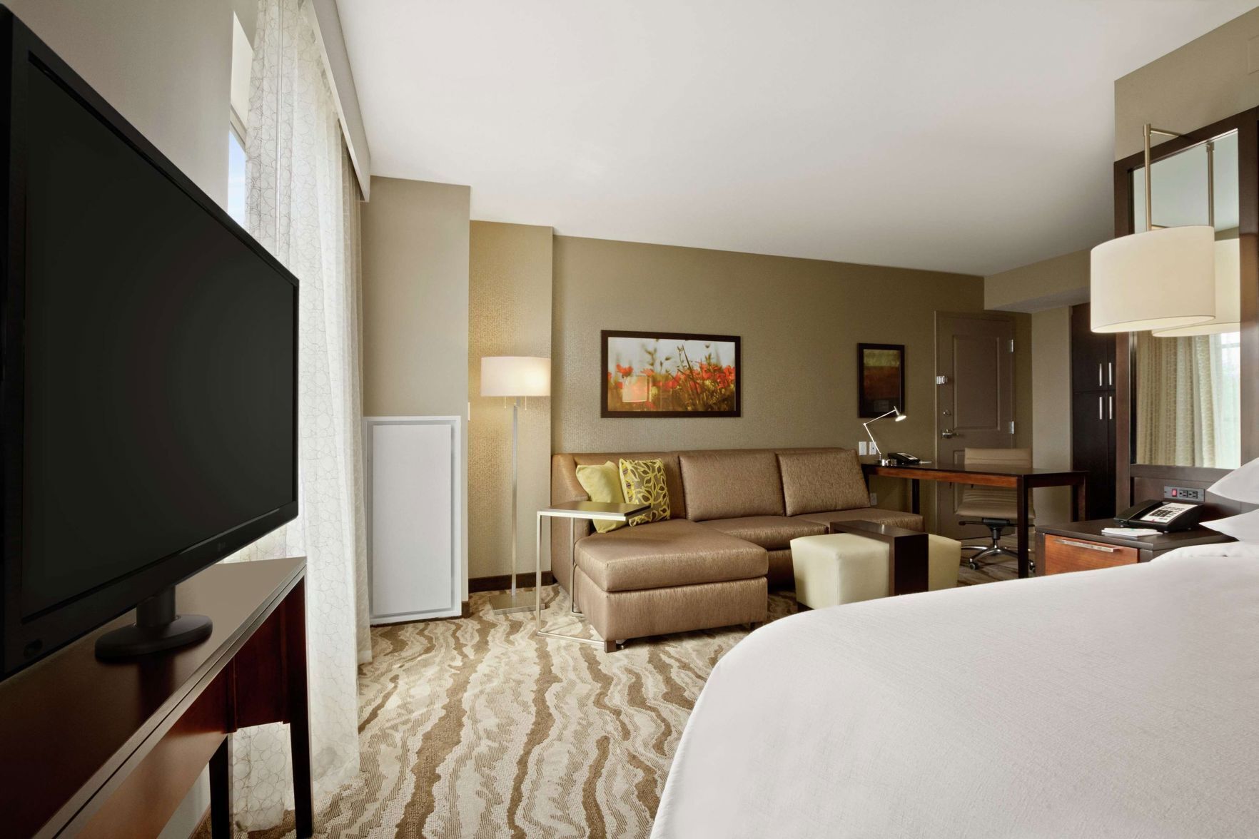 Premium bedding, in-room safe, iron/ironing board, free WiFi