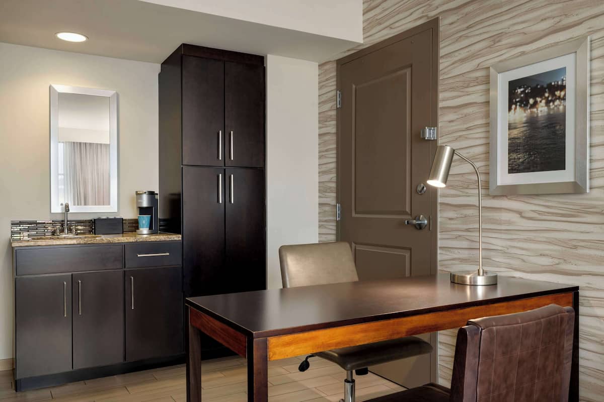 Suite, 1 King-Bett, barrierefrei, Badewanne (2 Rooms, Balcony)