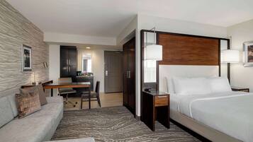 Premium bedding, in-room safe, iron/ironing board, free WiFi