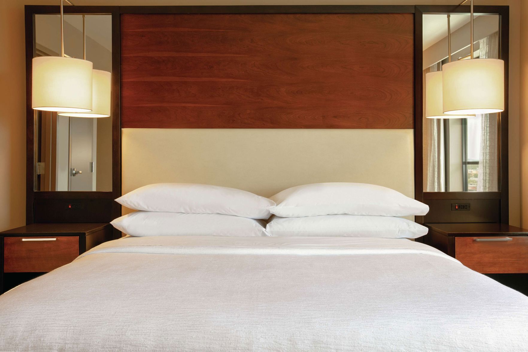 Premium bedding, in-room safe, iron/ironing board, free WiFi