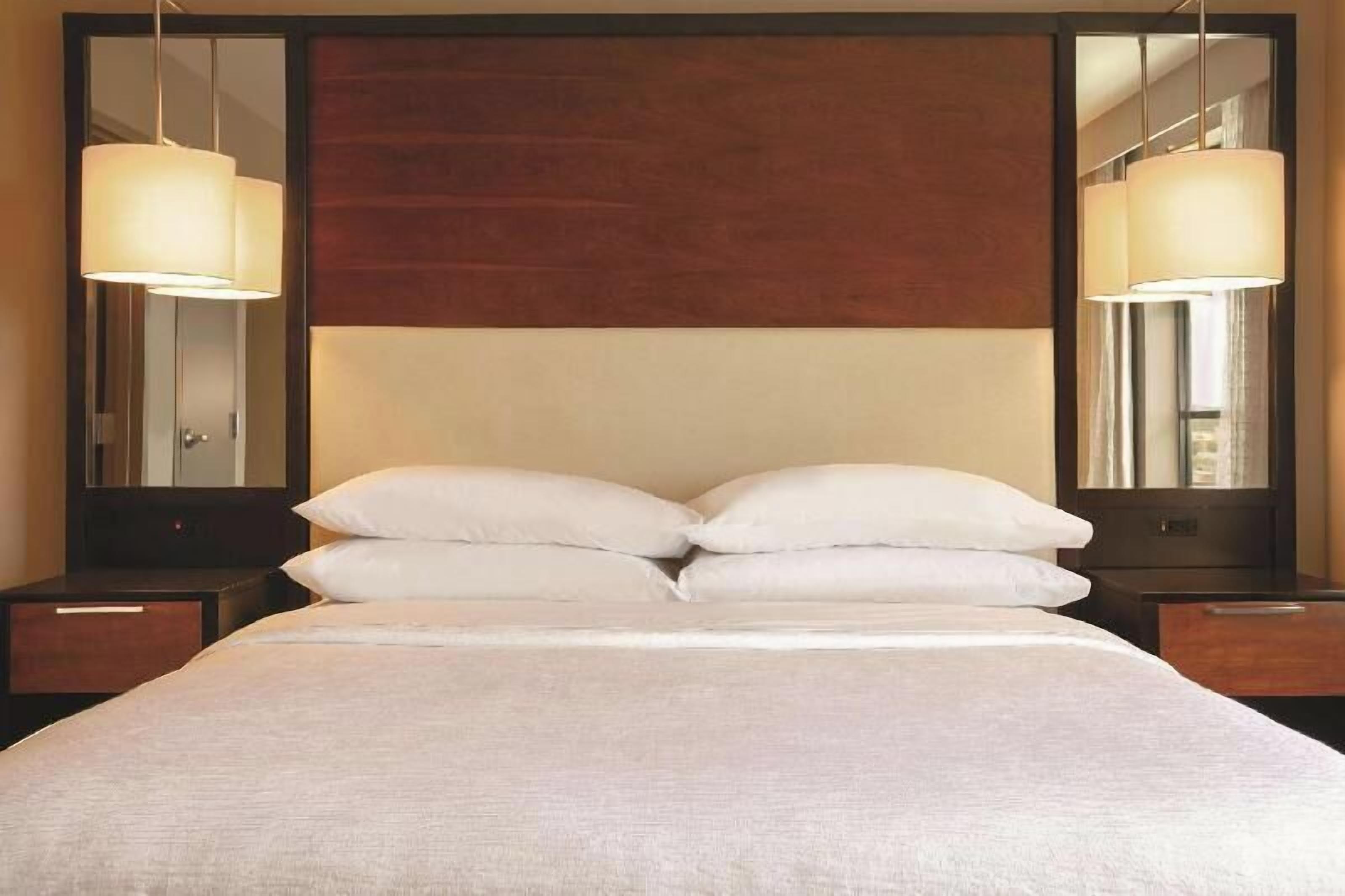 Premium bedding, in-room safe, iron/ironing board, free WiFi