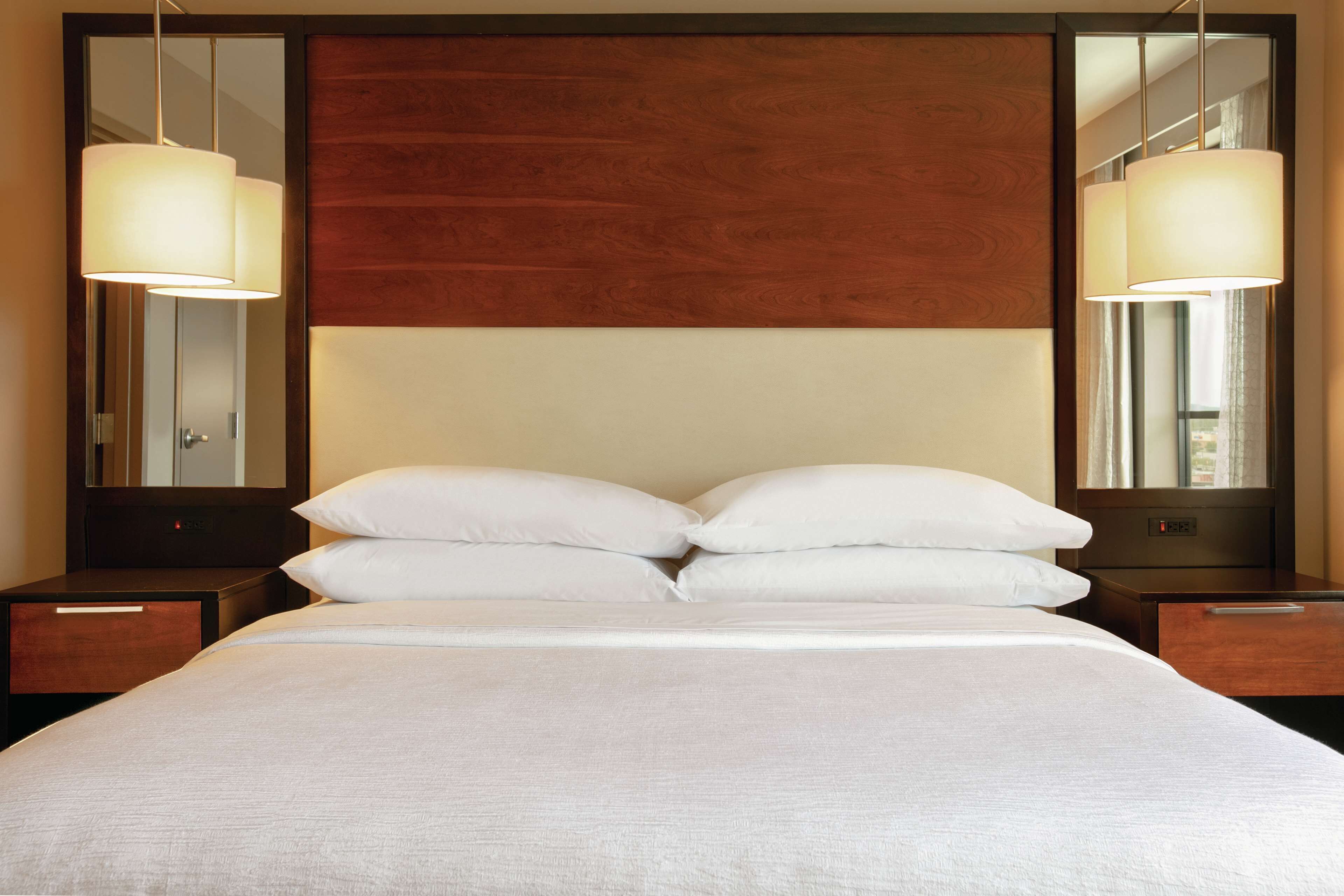 Premium bedding, in-room safe, iron/ironing board, free WiFi