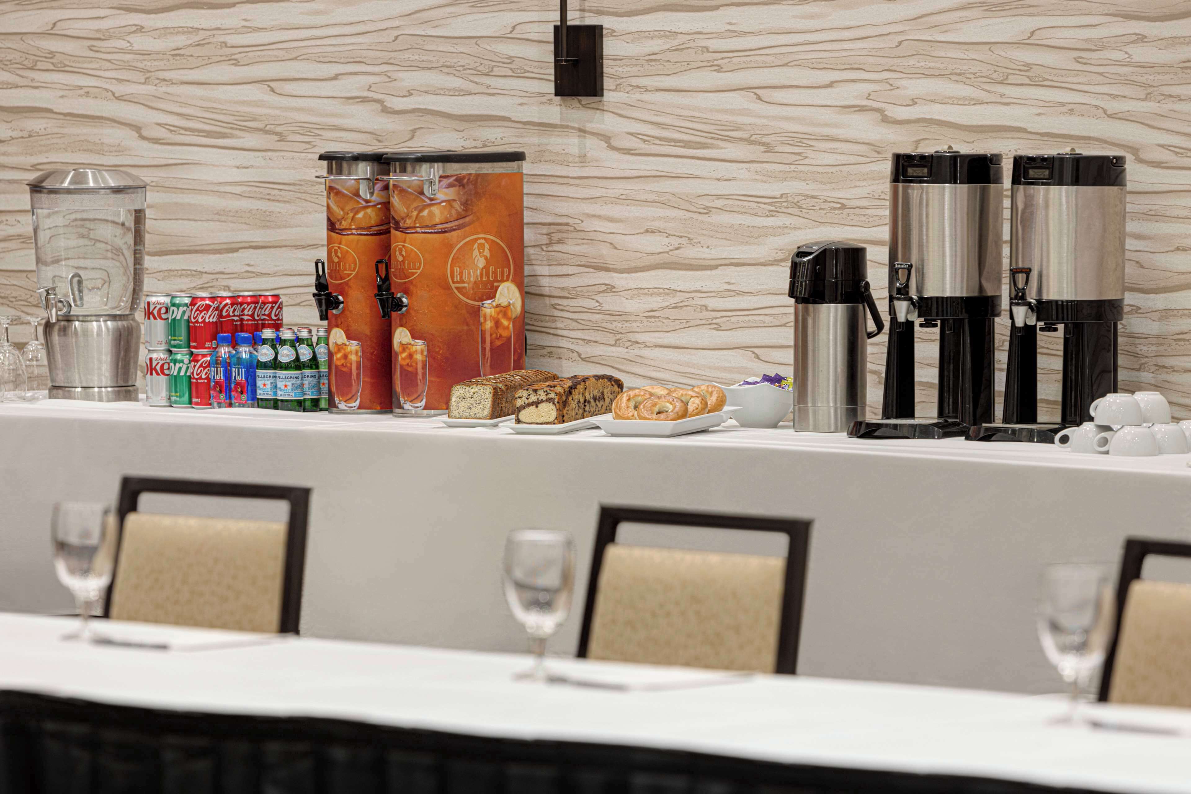 Un buffet de petit-déjeuner proposant des boissons, des en-cas et des machines à café.