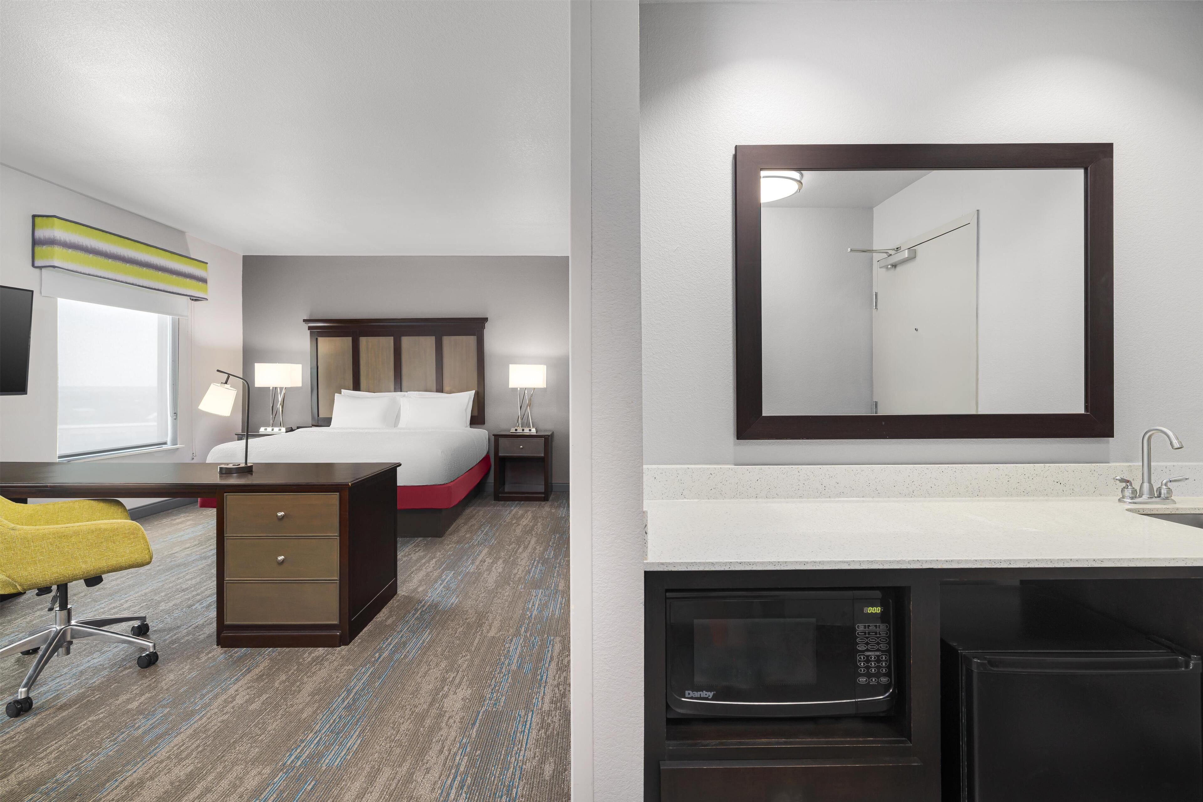 Studio, One King Bed | Minibar