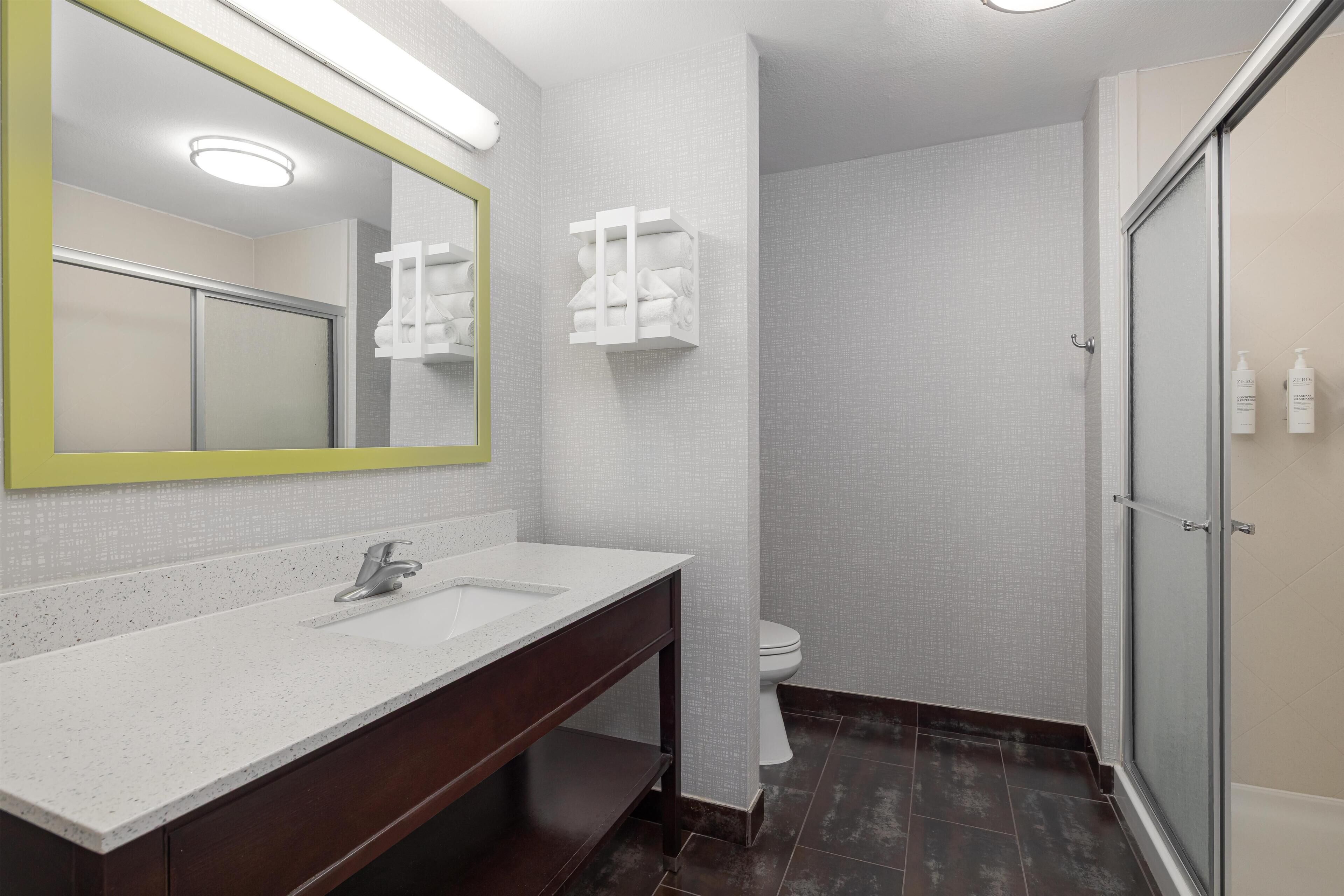 1 cama de matrimonio grande | Regadera en el baño