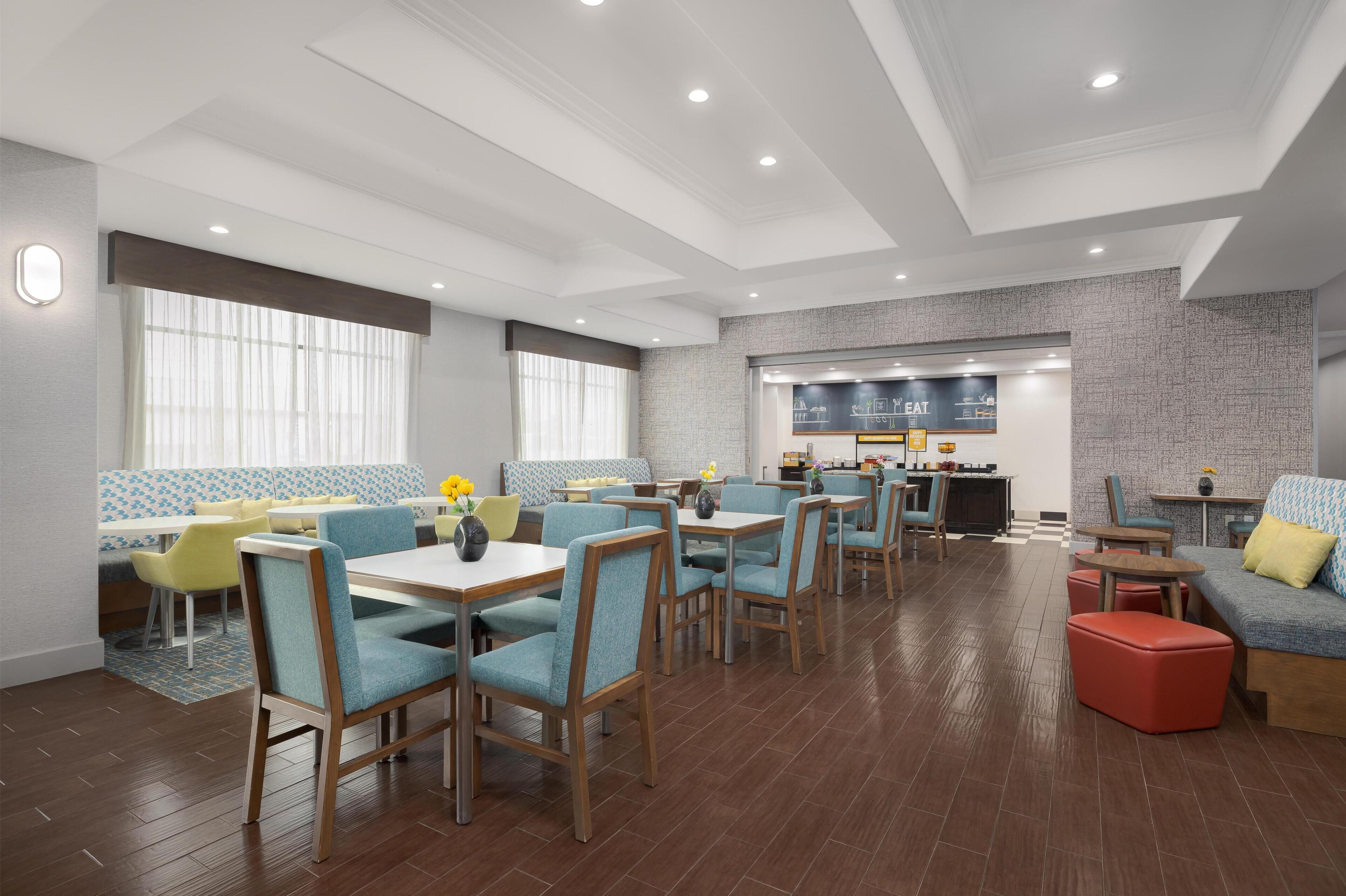 Buffet déjeuner gratuit tous les jours