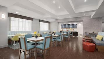 Buffet déjeuner gratuit tous les jours
