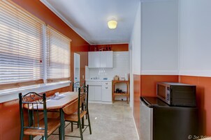 Family Apartment, 2 Bedrooms | Private kitchenette | Microwave