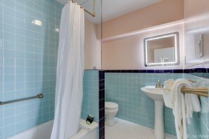 Amenidades de baño gratuitas, secadora de cabello, toallas, jabón 