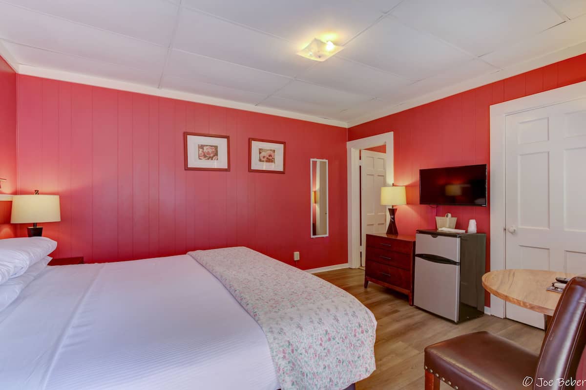 Classic Room, 1 King Bed, Non Smoking | Free WiFi, bed sheets
