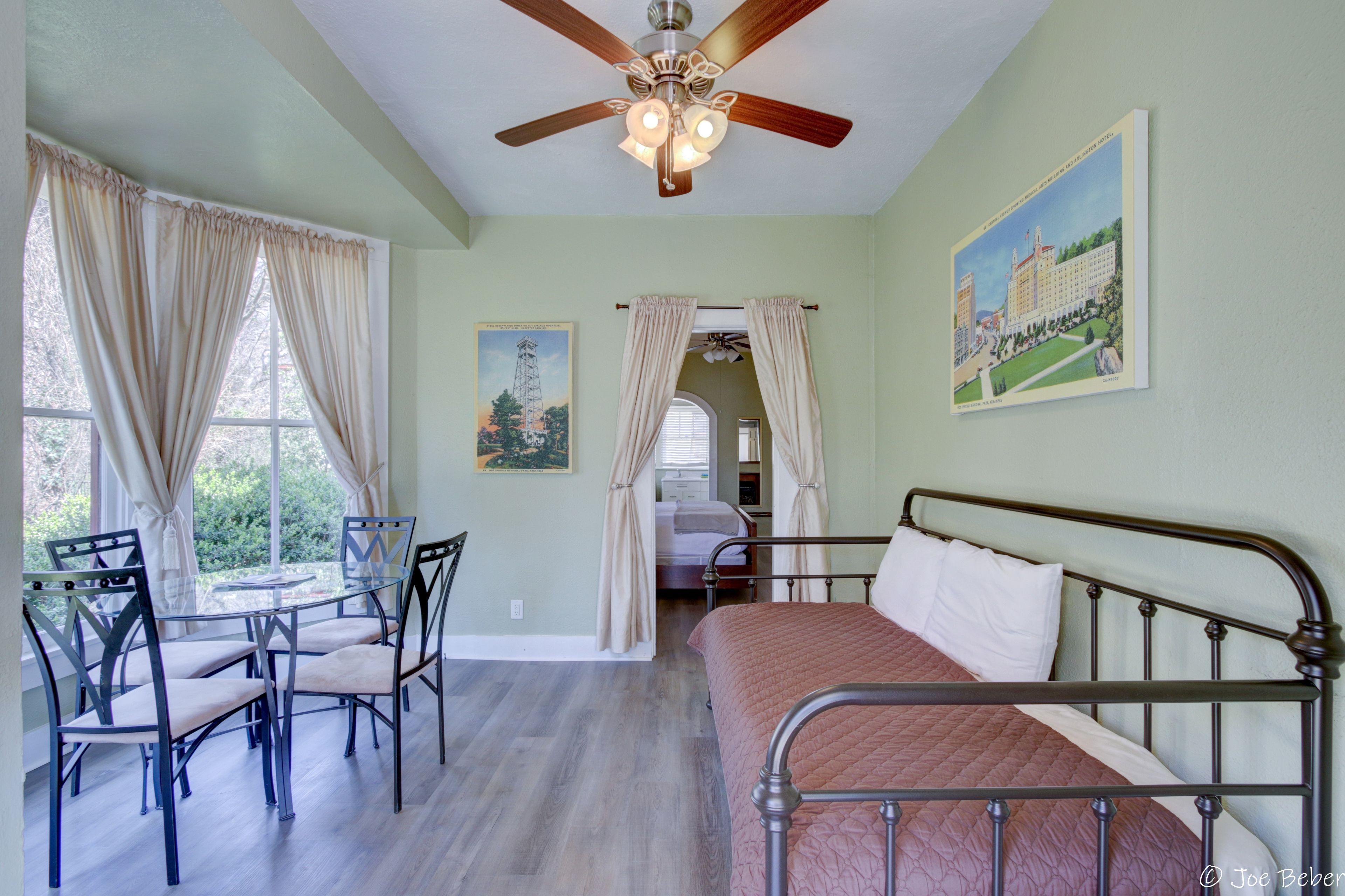 デラックス スイート ベッド (複数台) 禁煙 | WiFi (無料)、ベッドシーツ