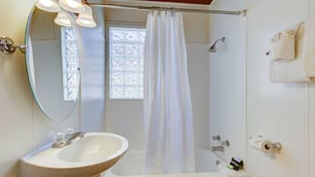 Deluxe Suite, Multiple Beds, Non Smoking | Bathroom