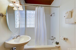 Deluxe-Suite, Mehrere Betten, Nichtraucher | Badezimmer | Kostenlose Toilettenartikel, Haartrockner, Handtücher, Seife