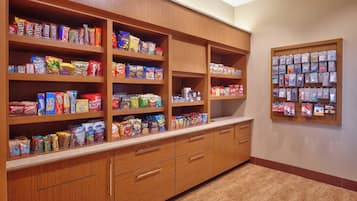 Un garde-manger bien organisé, contenant divers produits alimentaires et en-cas.