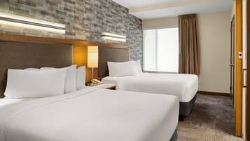 Estudio, varias camas | Camas con pillow-top, caja de seguridad en la habitación y escritorio