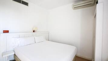 Kamer, 1 twee- of 2 eenpersoonsbedden, uitzicht op strand | Bedden met traagschuimmatras, een kluis op de kamer