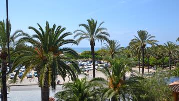 Blick auf einen Parkplatz mit Palmen und blauem Himmel.