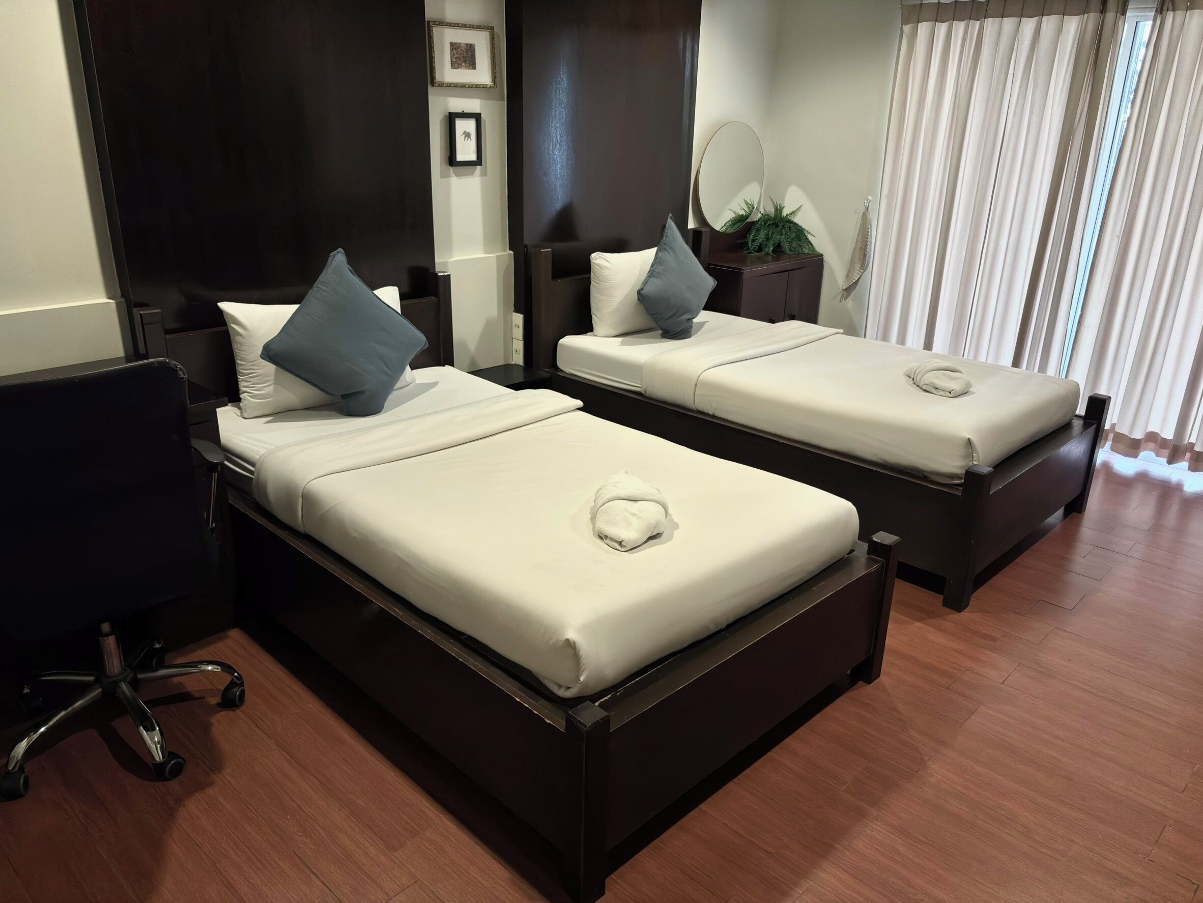 Quarto duplo superior | Cofres nos quartos, Wi-Fi de cortesia