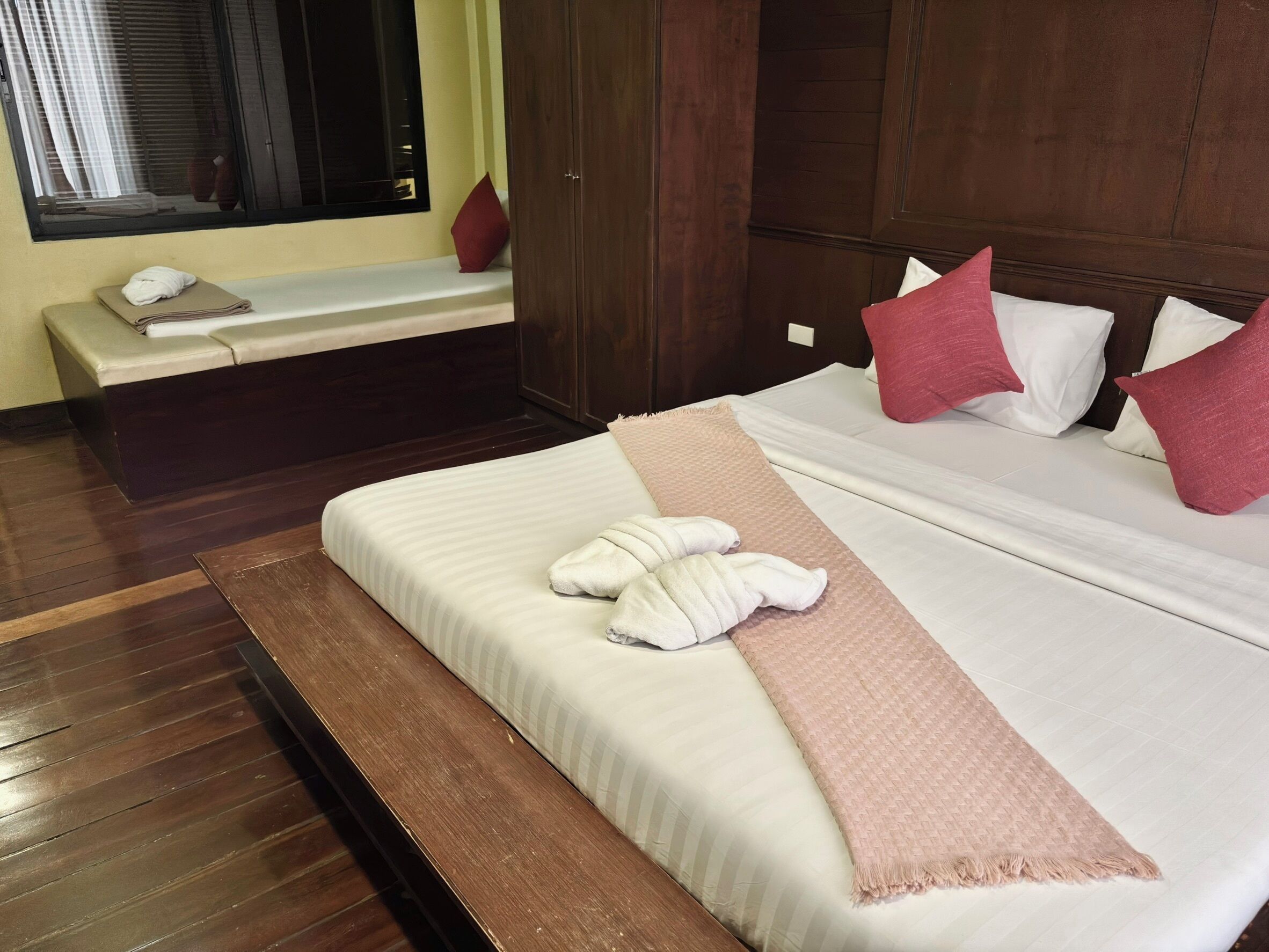 Quarto triplo luxo | Cofres nos quartos, Wi-Fi de cortesia