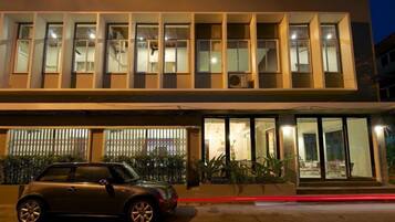 Fachada del alojamiento - Noche