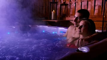 Un sauna, una bañera de hidromasaje, masajes
