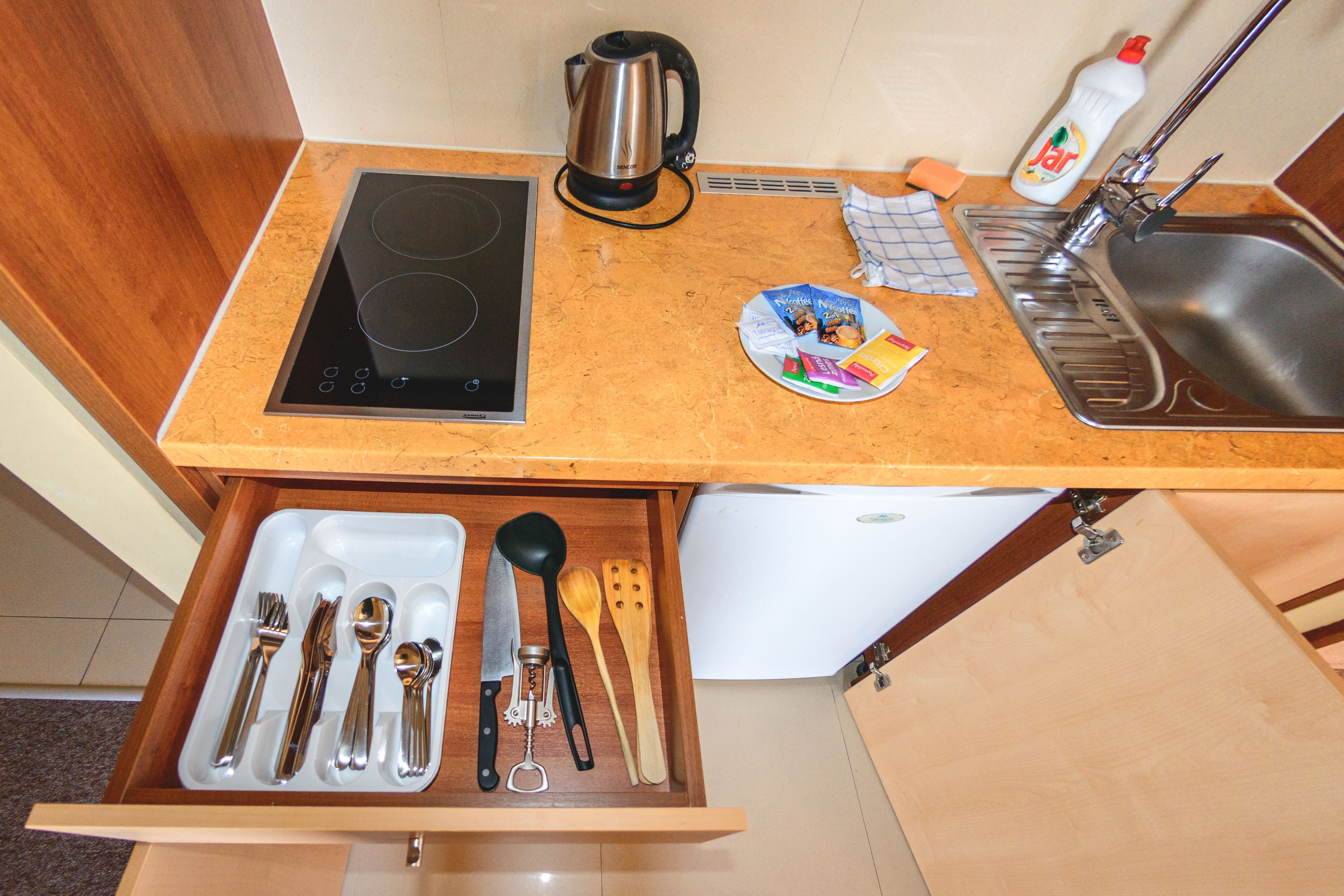 apartment, 1 bedroom | private kitchen | fridge, microwave, stovetop, coffee/tea maker