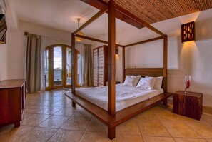 In-room safe, desk, free WiFi, bed sheets - Hotel Alcazar (San Juan del Sur)