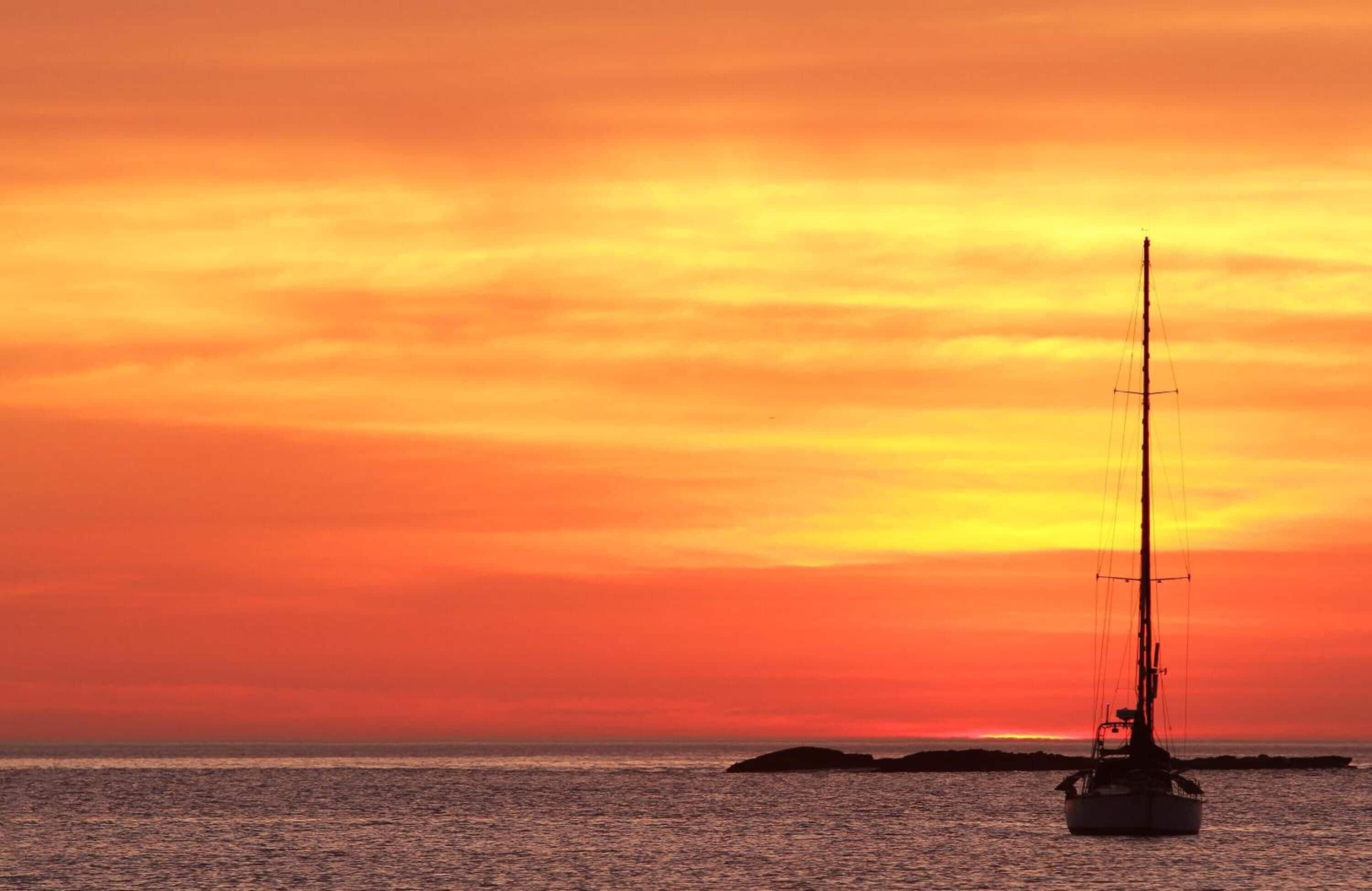 beach nearby, white sand, beach shuttle
