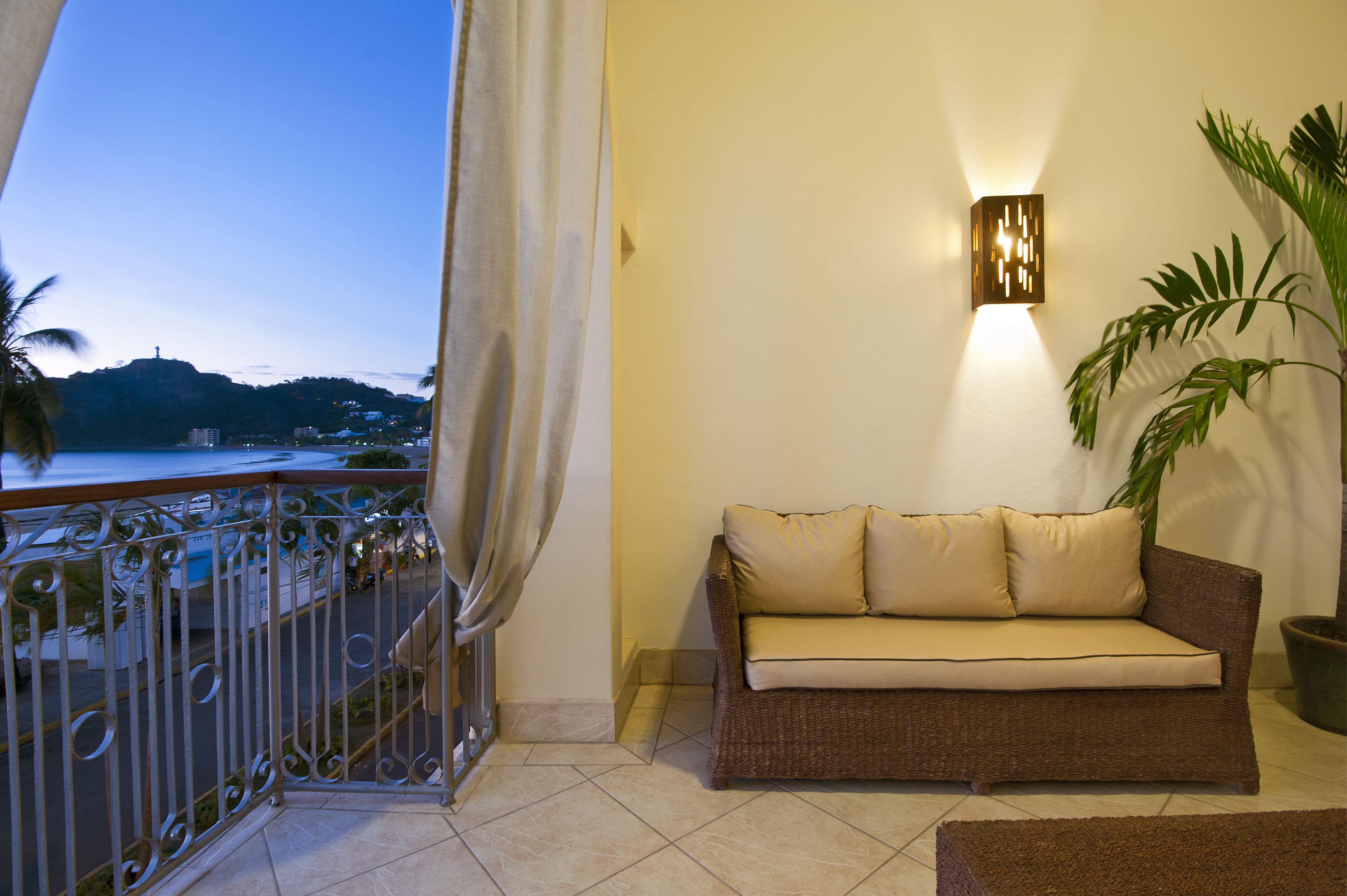 deluxe room, 1 queen bed | terrace/patio