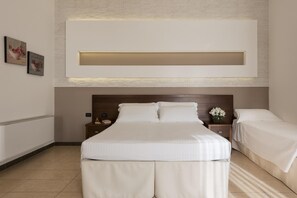 Minibar, una cassaforte in camera, una scrivania, ferro/asse da stiro