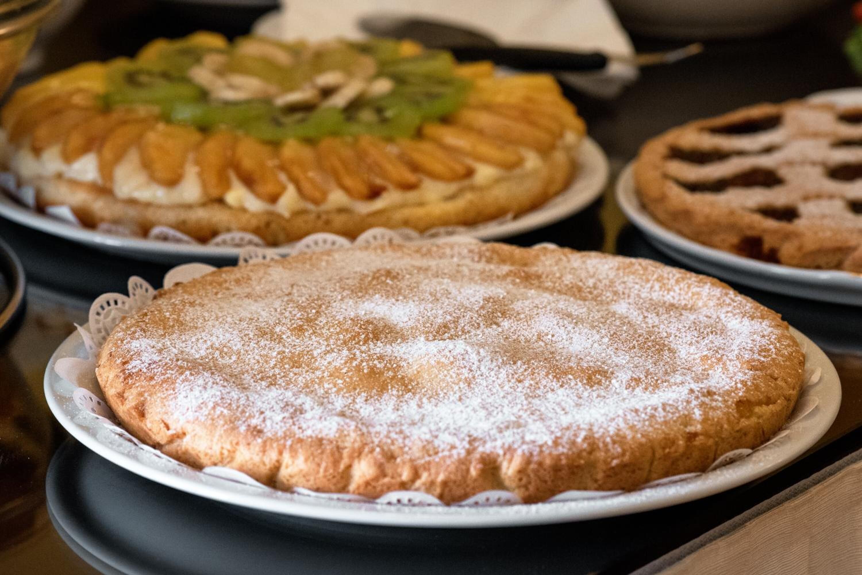 Una variedad de pasteles sobre una mesa.