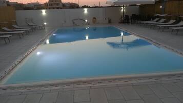 Piscine extérieure (ouverte en saison), piscine à débordement