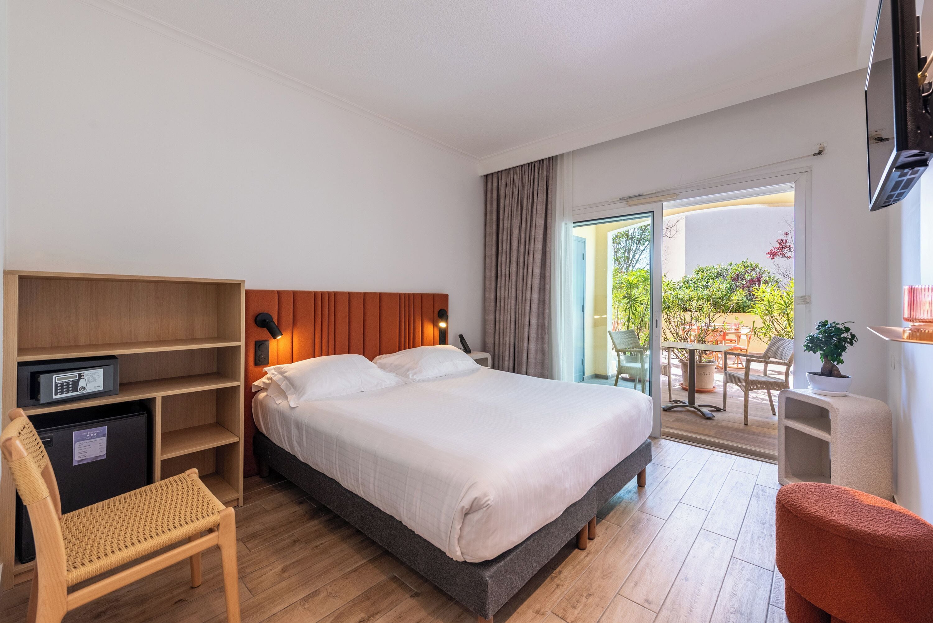 Quarto clássico, 1 cama de casal | Frigobar, cofres nos quartos, escrivaninha
