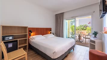 Quarto clássico, 1 cama de casal | Frigobar, cofres nos quartos, escrivaninha
