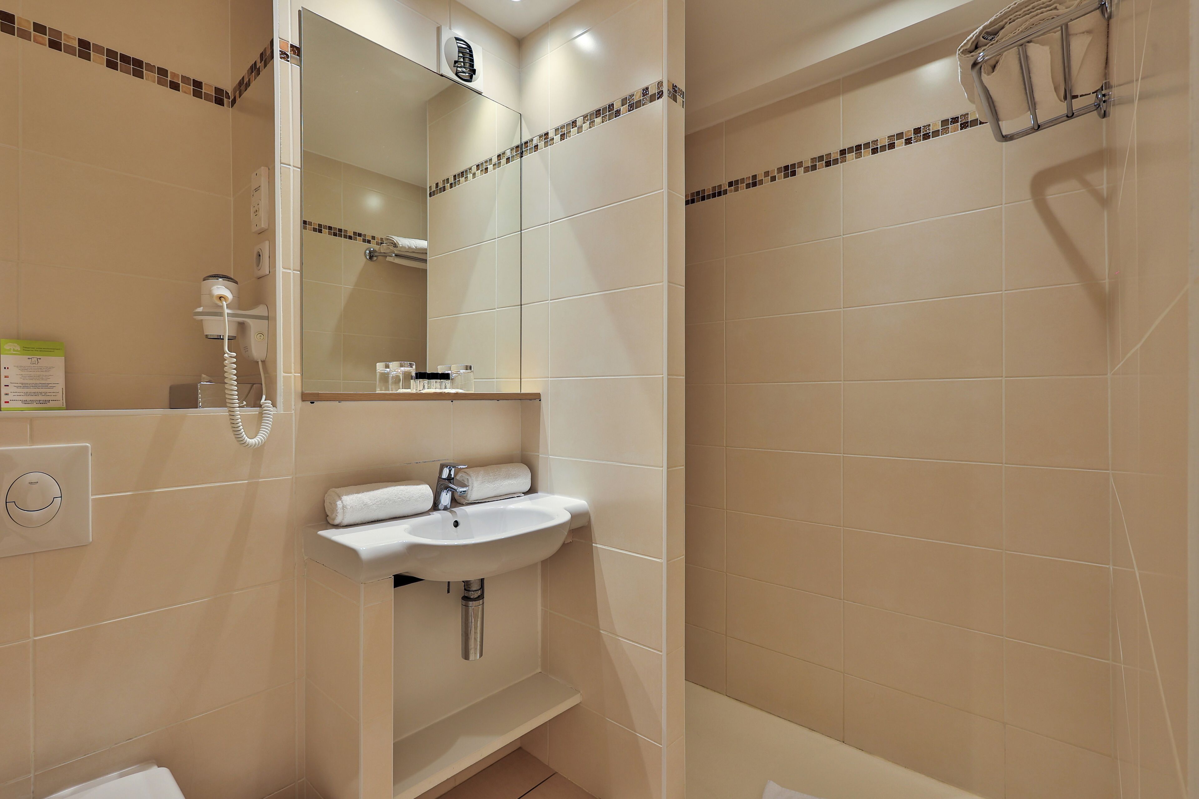 classic room, 1 double bed | bathroom | hair dryer, towels