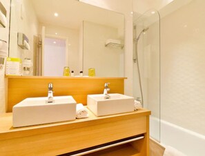 Quarto standard, 1 cama de casal | Banheiro | Secador de cabelo, toalhas de banho