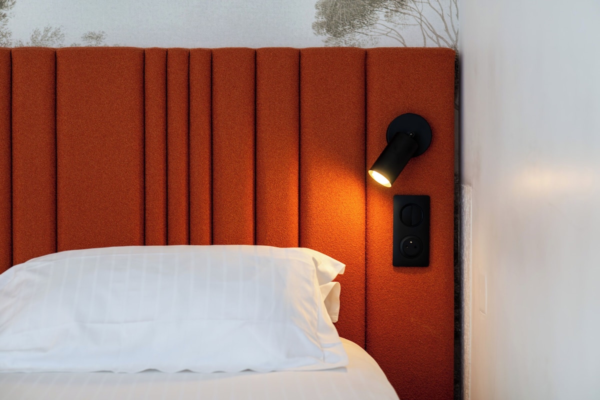 Habitación clásica, 1 cama matrimonial | Minibar, caja de seguridad en la habitación y escritorio