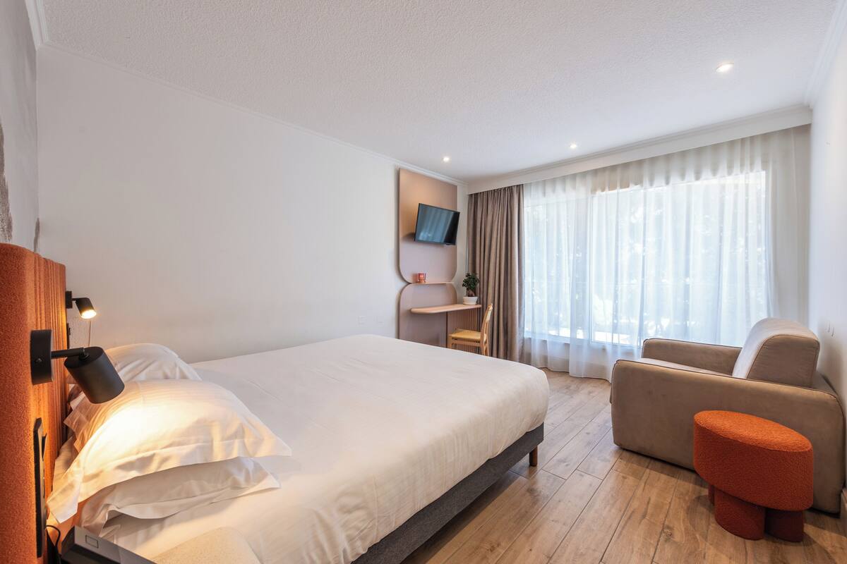 Habitación Confort | Minibar, caja de seguridad en la habitación y escritorio