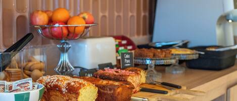 Ein Frühstücksbuffet mit verschiedenen Backwaren und Früchten.