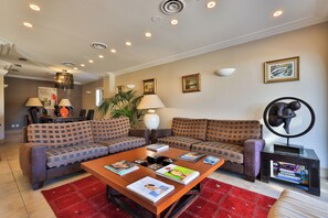 Coin salon dans le hall