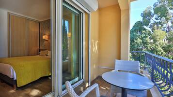 Chambre Familiale | Minibar, coffres-forts dans les chambres, bureau