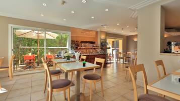 Petit déjeuner buffet (14.50 EUR par personne)