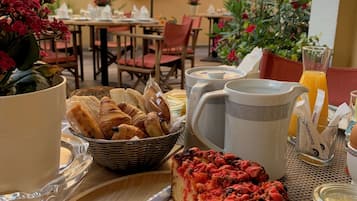 Desayuno buffet diario (EUR 14.50 por persona)