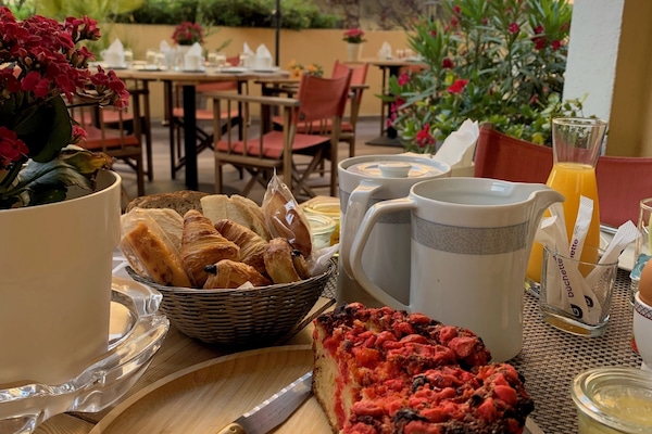 Desayuno buffet diario (EUR 14.50 por persona)