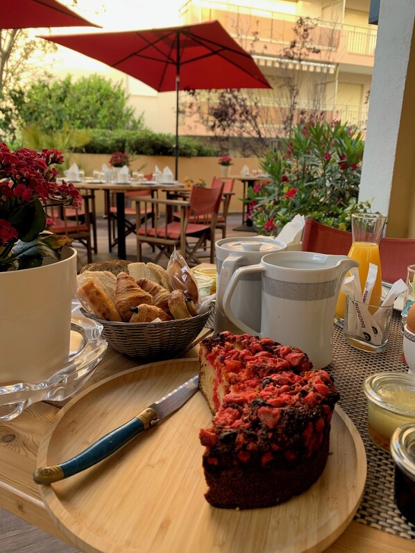 Petit déjeuner buffet (14.50 EUR par personne)