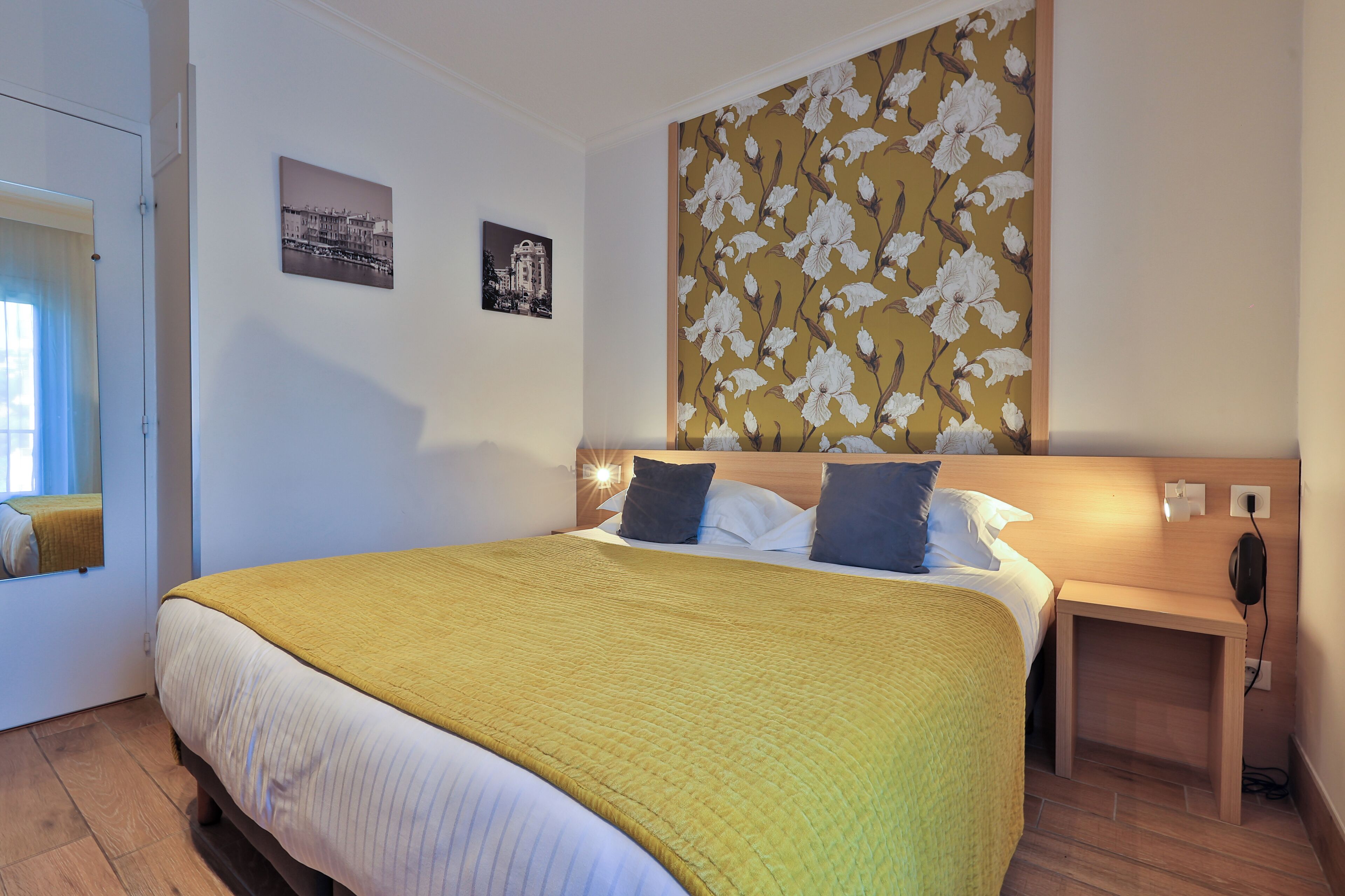 family room | minibar, in-room safe, desk, iron/ironing board