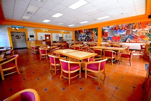 2 restaurantes; se sirve cocina mexicana 